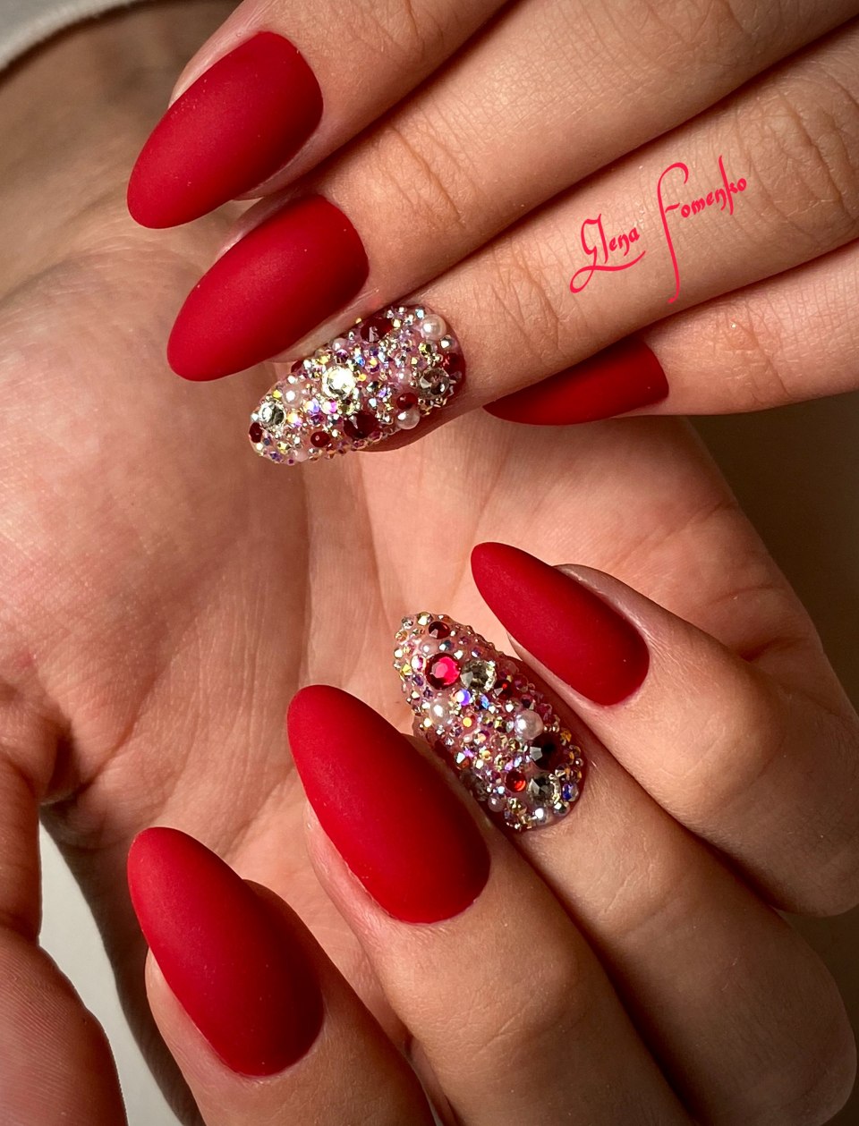 Красный маникюр со стразами