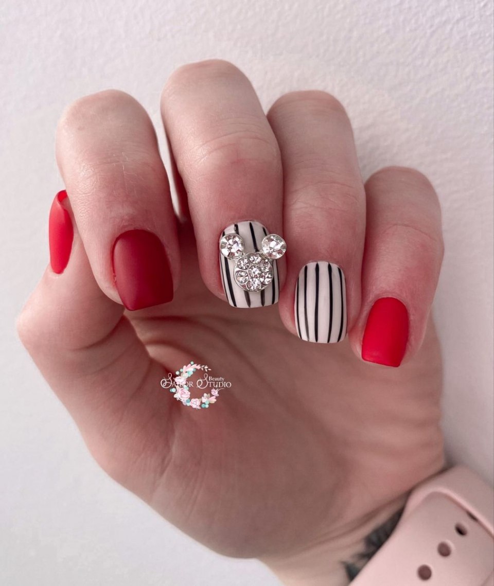 Маникюр красного цвета со стразами