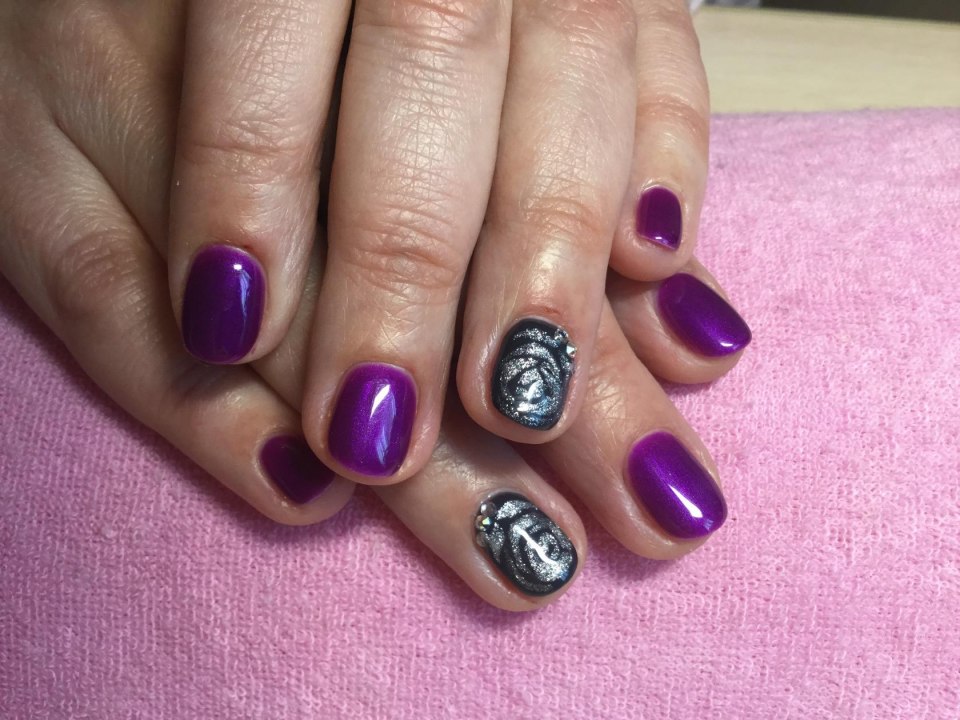 Темно фиолетовый маникюр кошачий глаз
