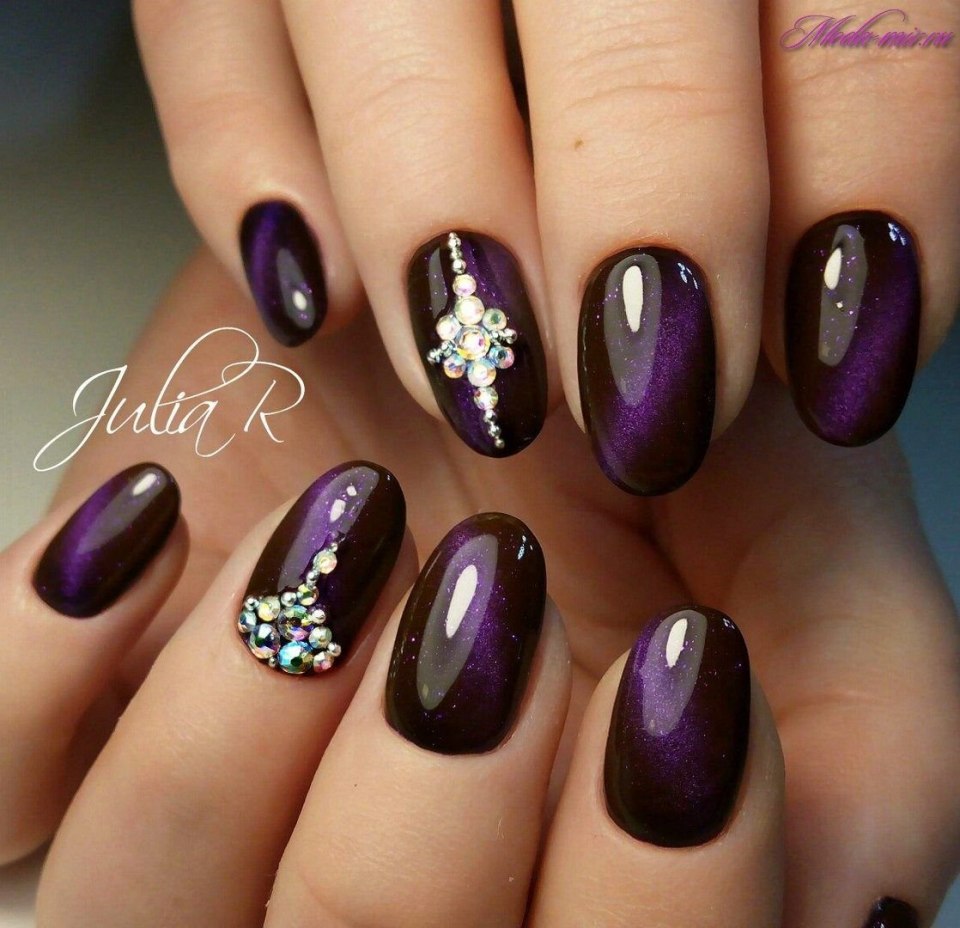 Маникюр кошачий глаз со стразами