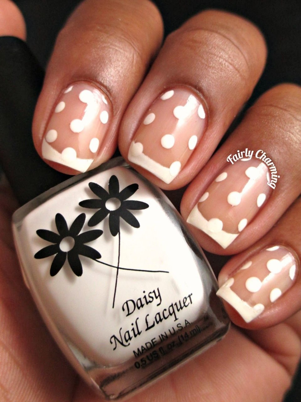 Маникюр в белый горошек