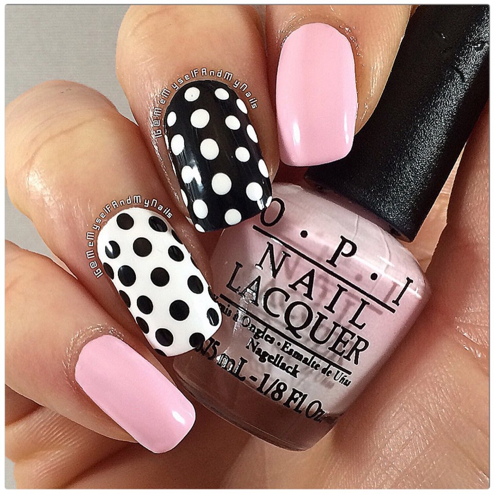 Маникюр розовый в горошек