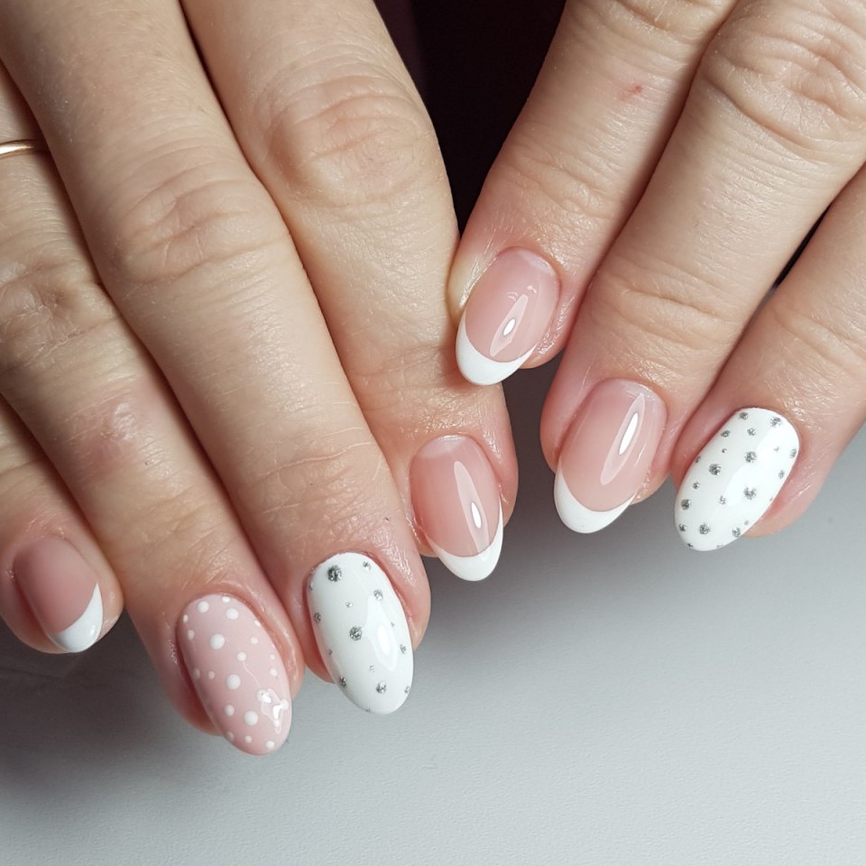 Маникюр френч в горошек