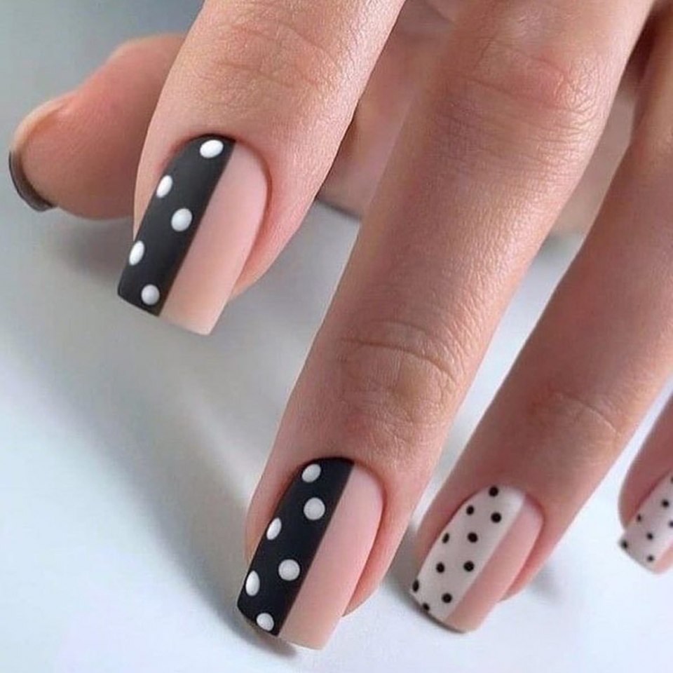 Стильный маникюр в горошек