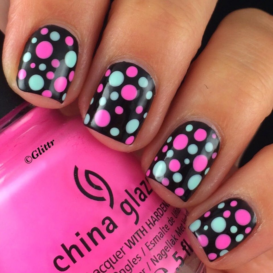 Маникюр розовый горох