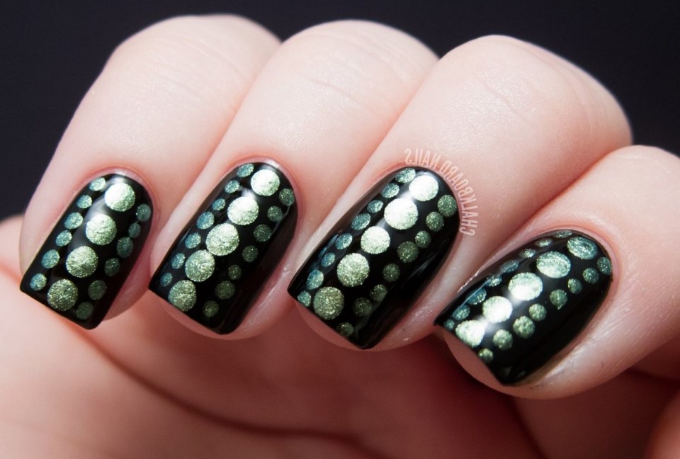 Ногти в горошек