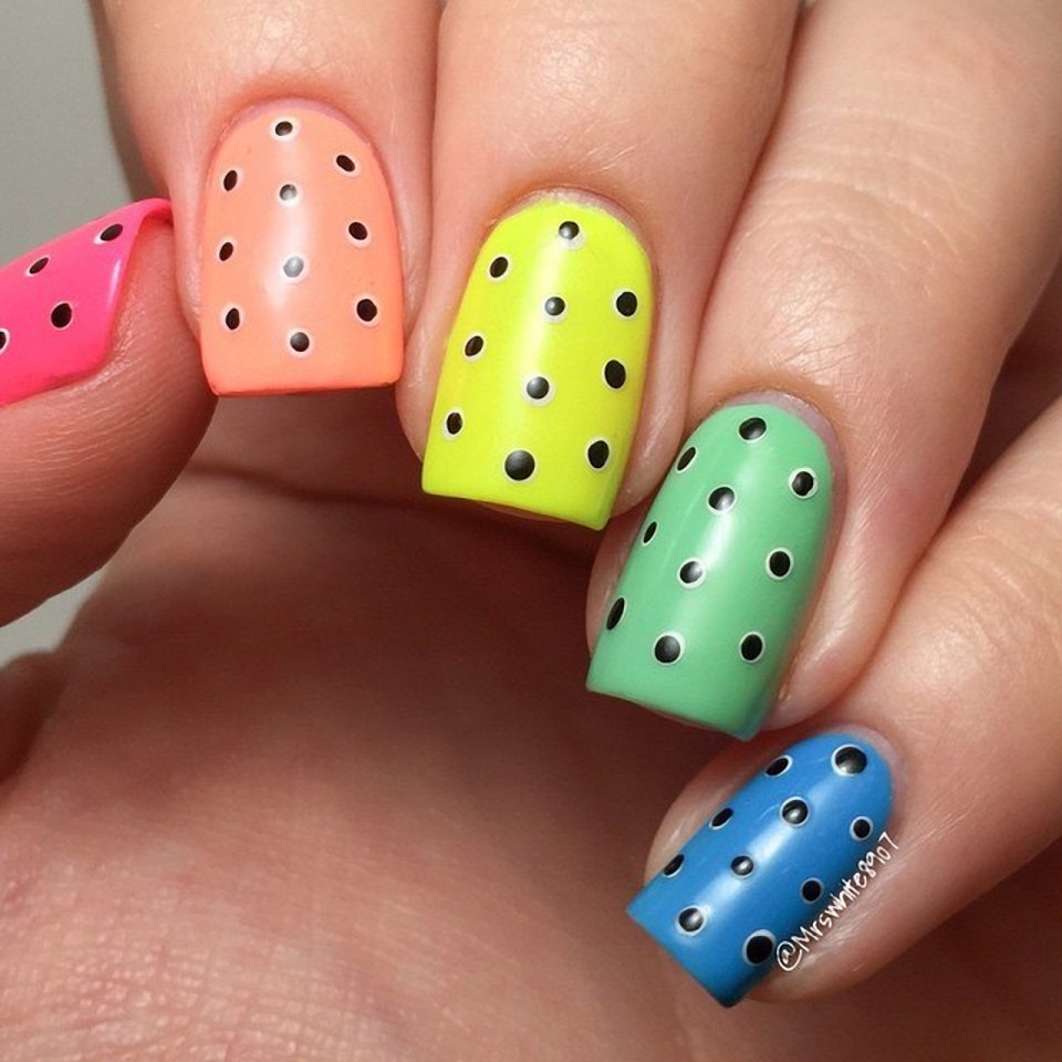 Маникюр в разноцветный горошек