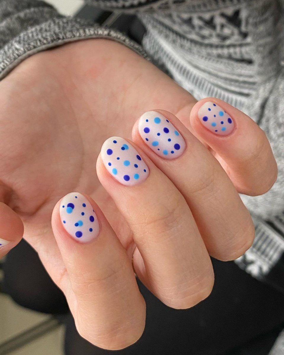 Маникюр в горошек на короткие ногти