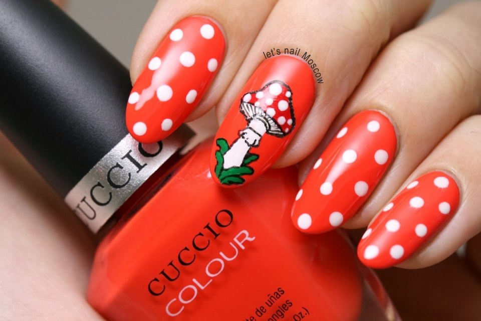 Красный маникюр в горошек