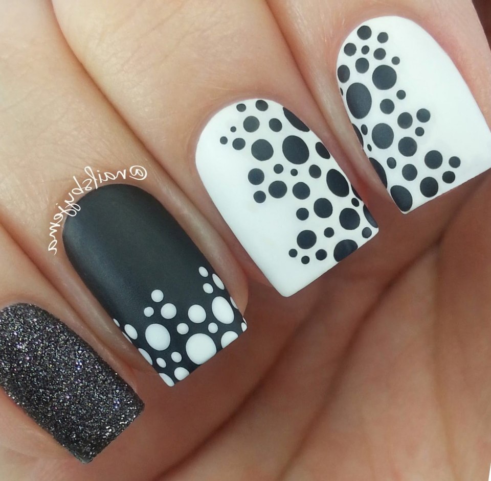 Маникюр в горошек