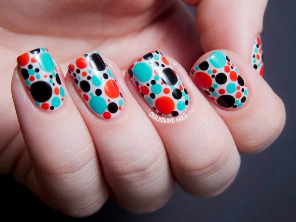 Маникюр с разноцветными точками
