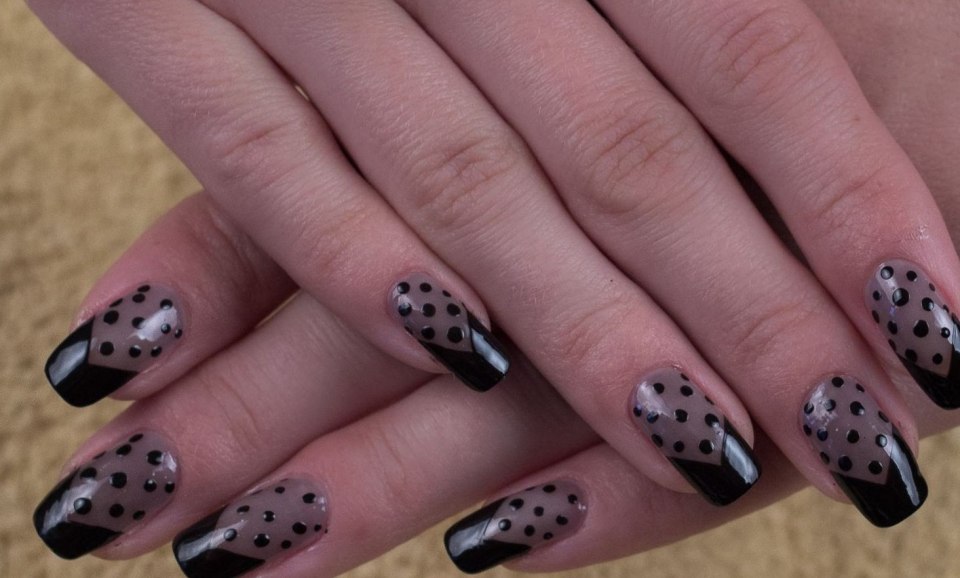 Маникюр черный горох