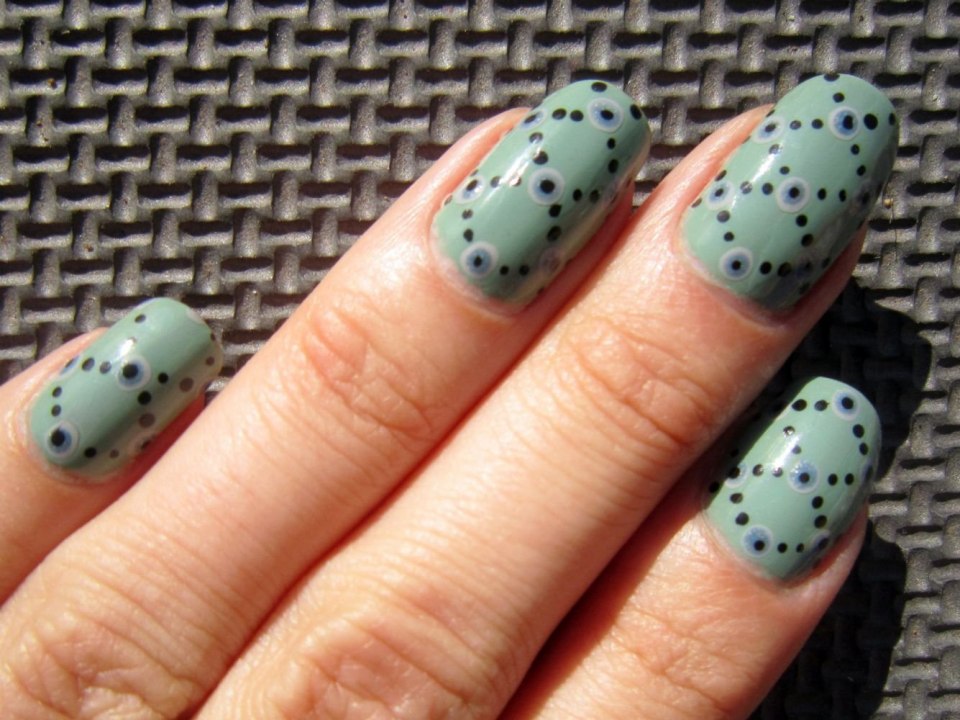 Маникюр с дотсом на короткие ногти