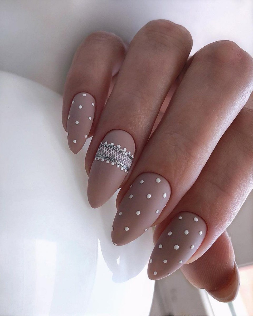 Маникюр в горошек