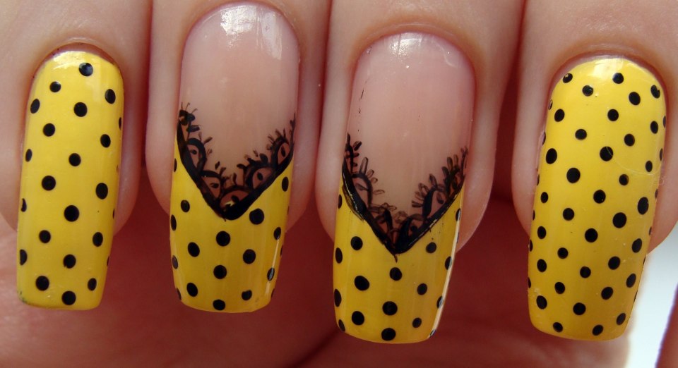 Маникюр жёлтый с горохом