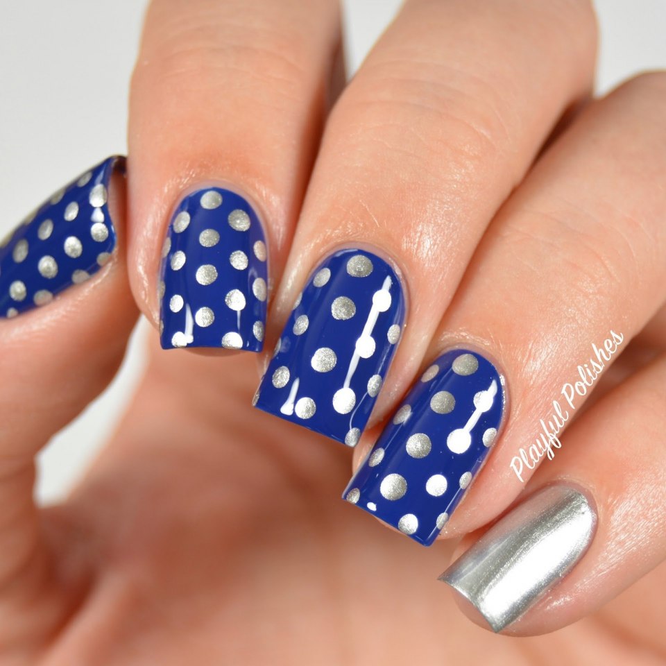 Маникюр в горошек