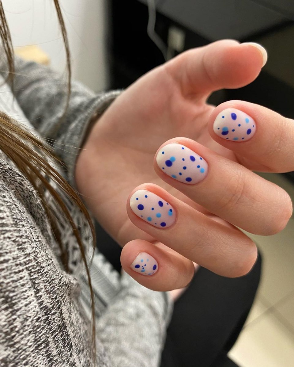 Маникюр в горошек на короткие ногти