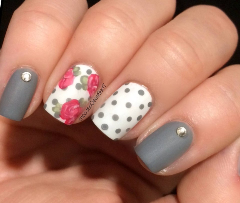 Маникюр в горошек
