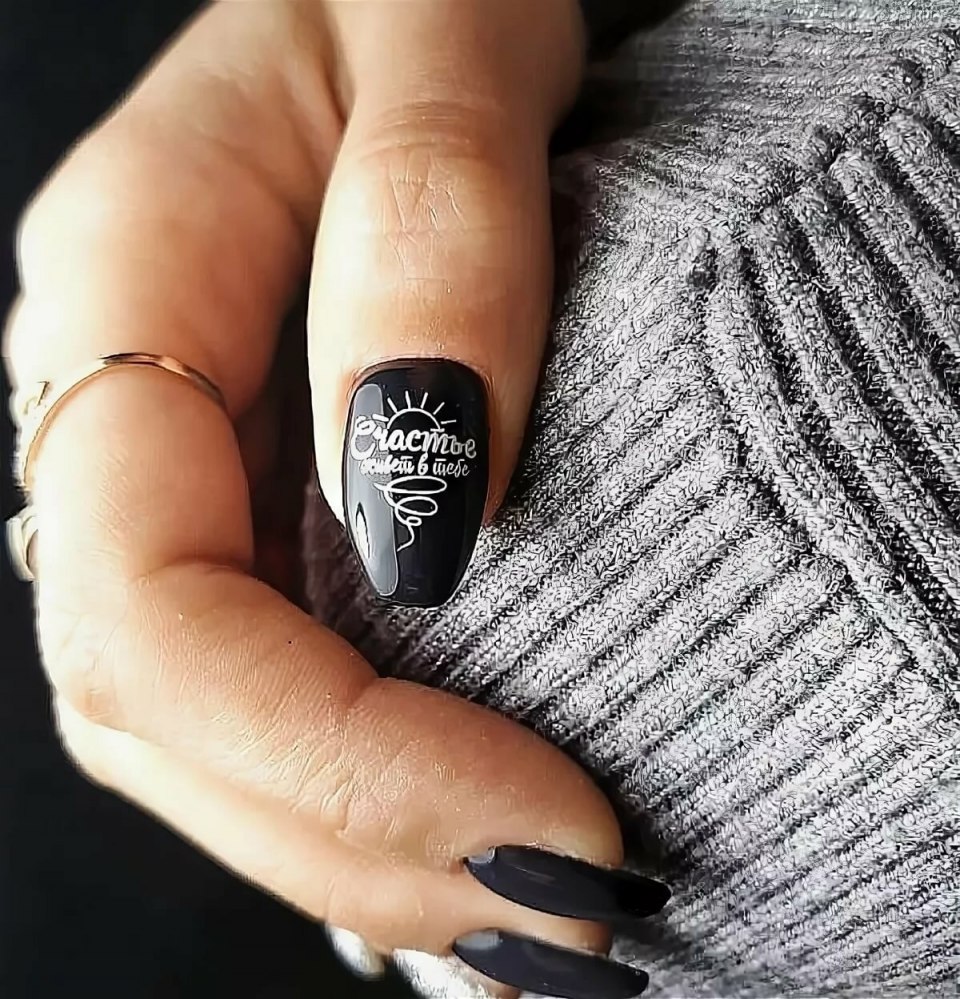 Ногти с надписями