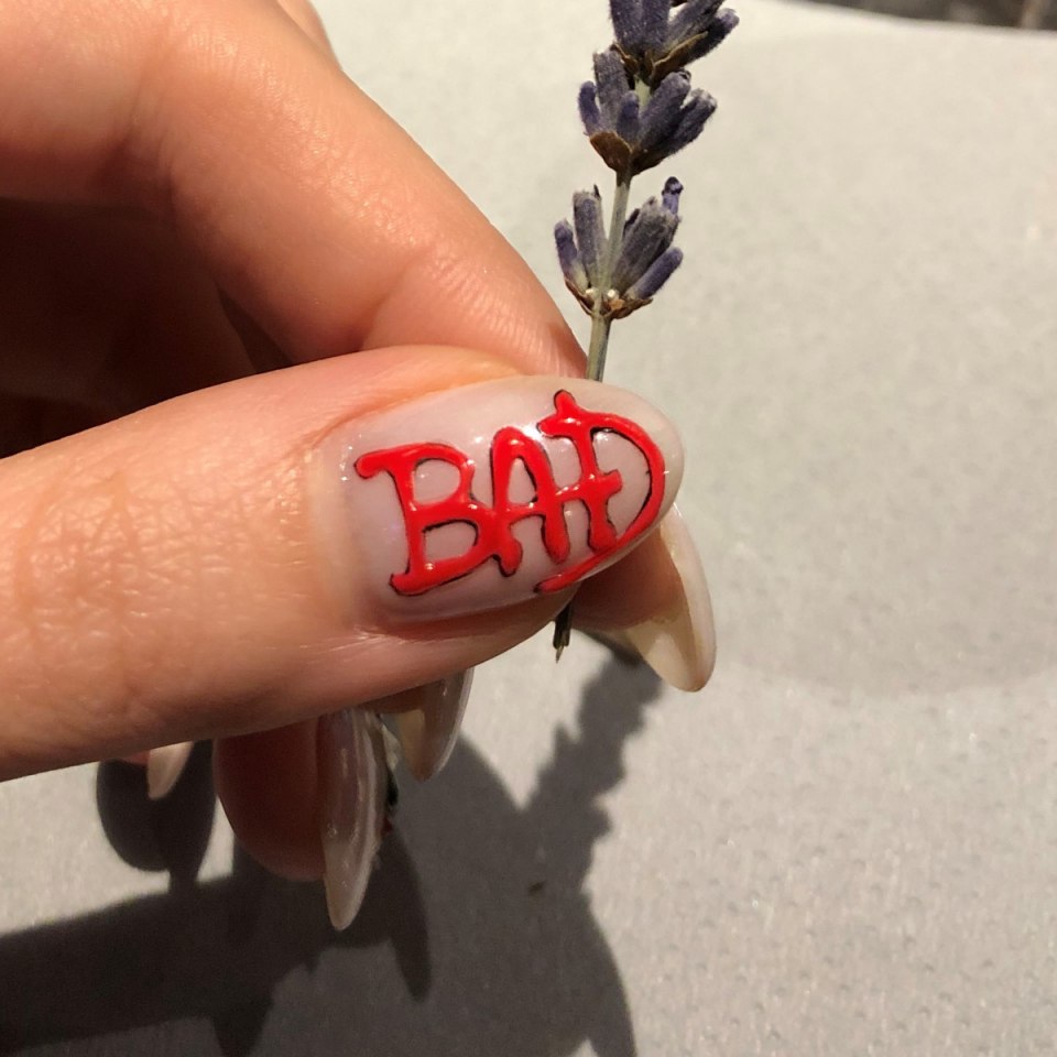 Ногти глянцевые с надписями