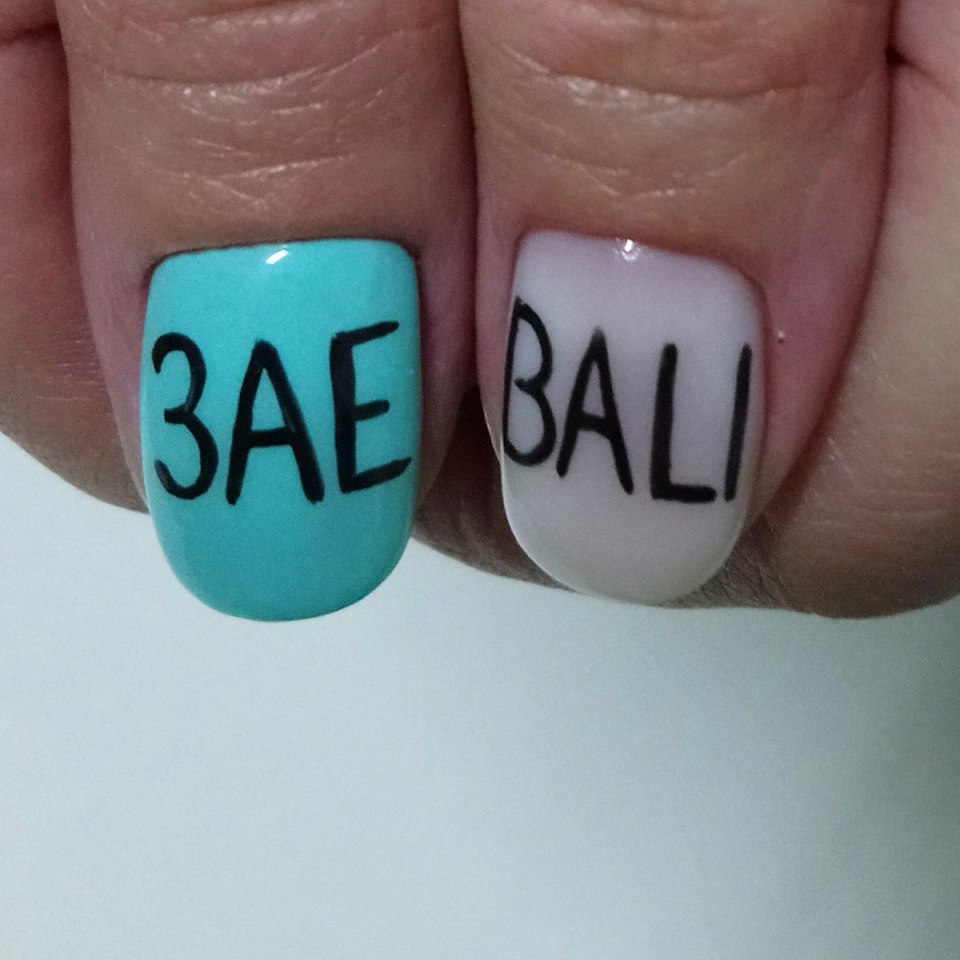 Красивый маникюр с буквами