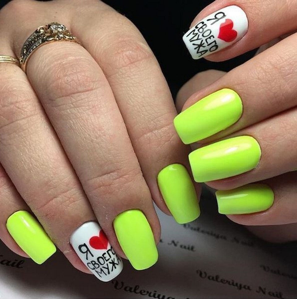 Яркий маникюр с надписями