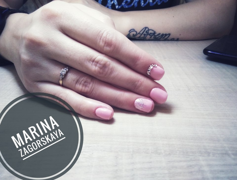 Маникюр красный с черным и белым