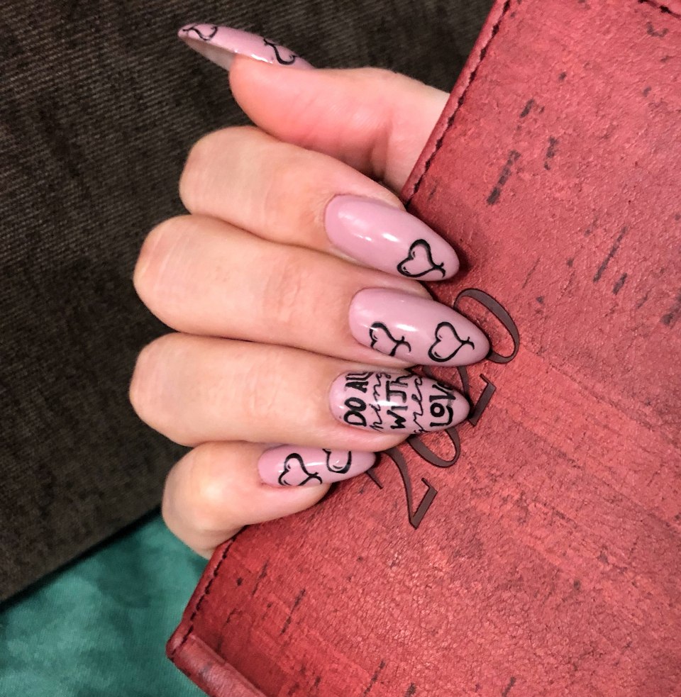 Маникюр 2021 с надписями