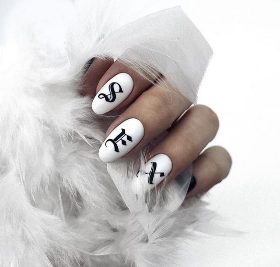 Маникюр с буквами на ногтях