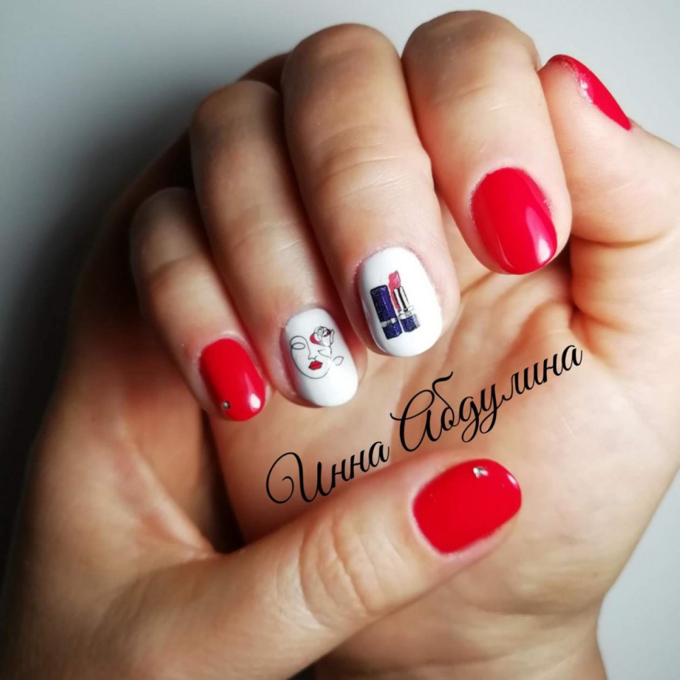 Красный маникюр с наклейками надписями