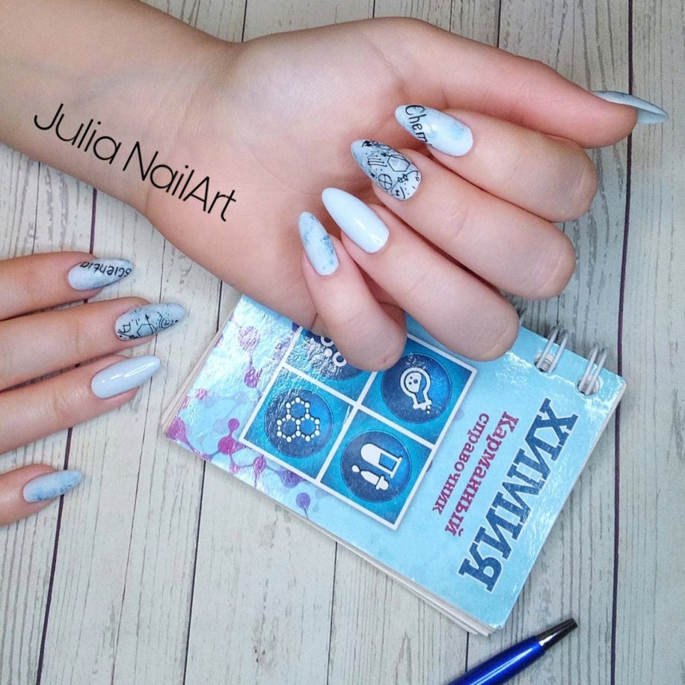 Красивый маникюр с надписями