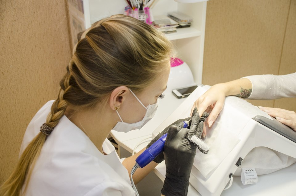 Ногти дома на диване