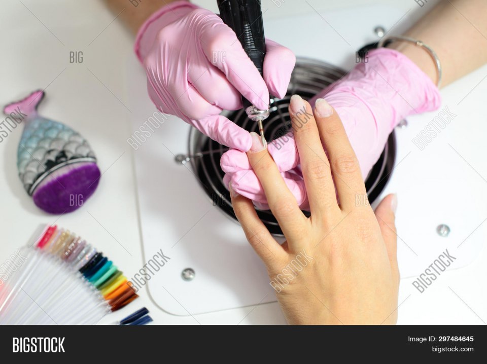 Девушка на маникюре в салоне