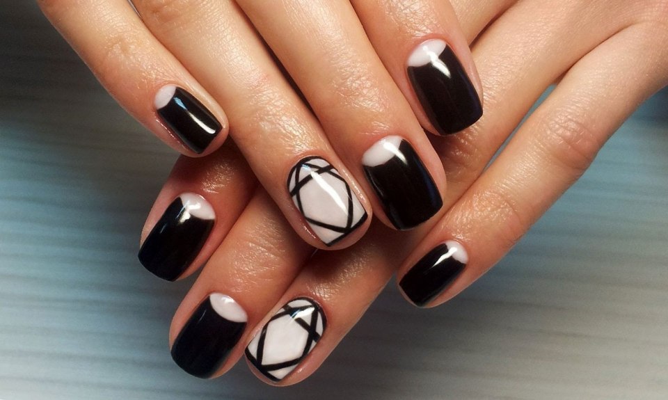 Темный маникюр