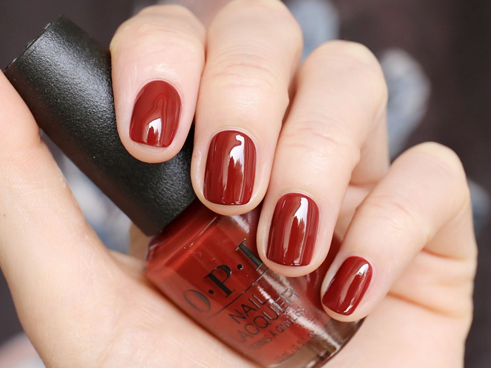 Красно коричневый маникюр
