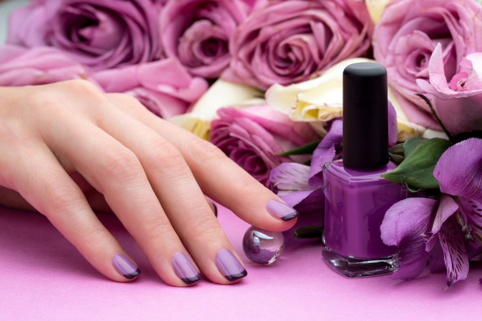 Лаки для ногтей на сиреневом фоне
