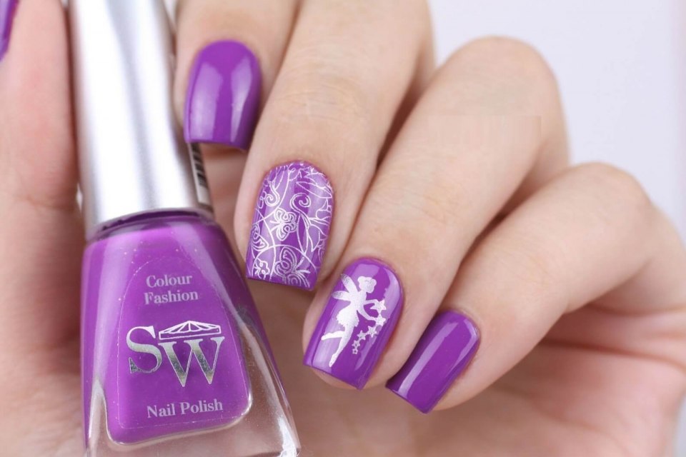 Маникюр в сиреневых тонах со стемпингом