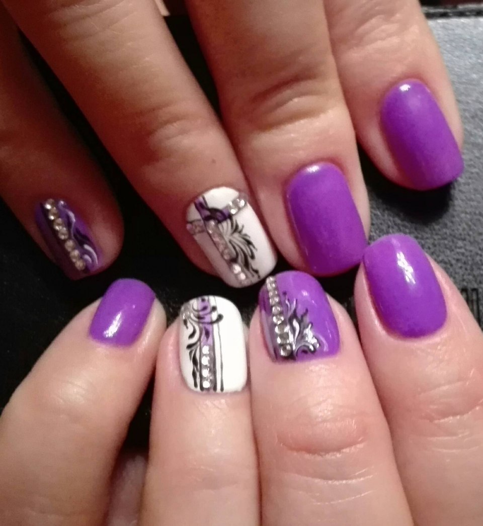 Фиолетовые ногти со стразами