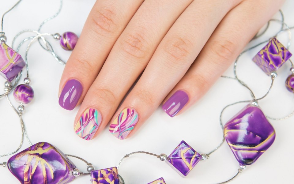 Маникюр лавандового цвета с фольгой