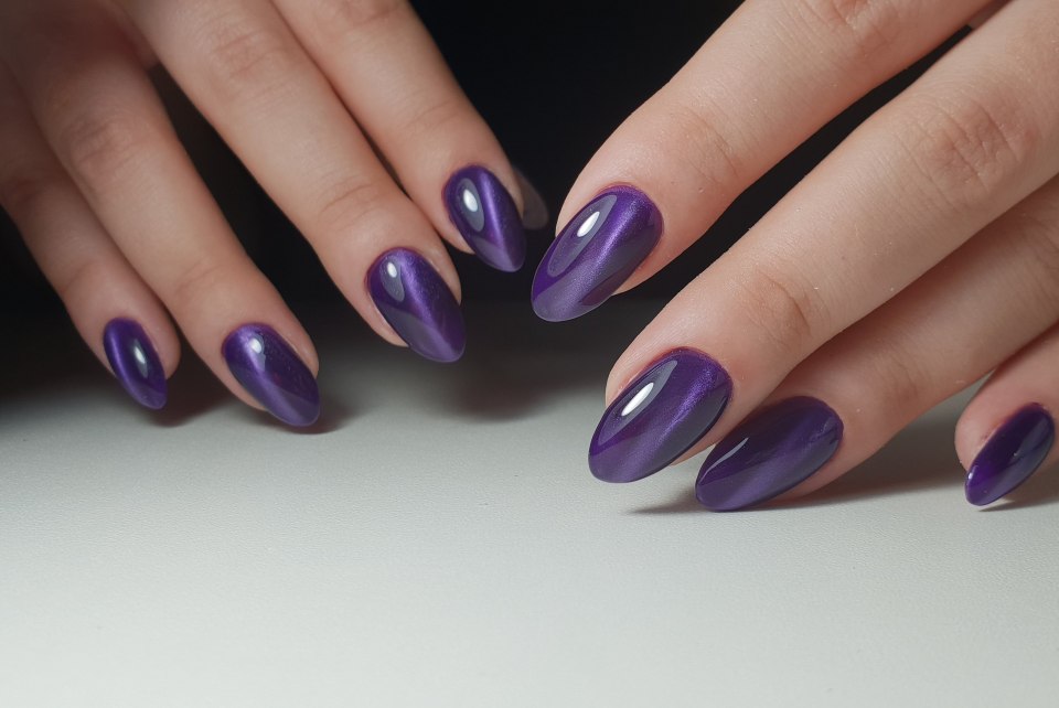 Кошкин глаз маникюр фиолетовый