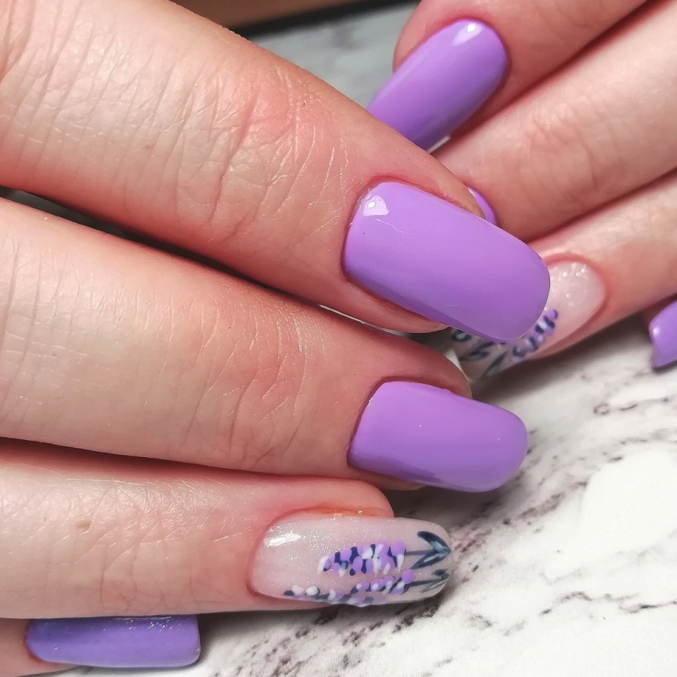 Ногти лавандового цвета