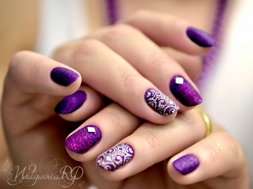 Маникюр под фиолетовое платье