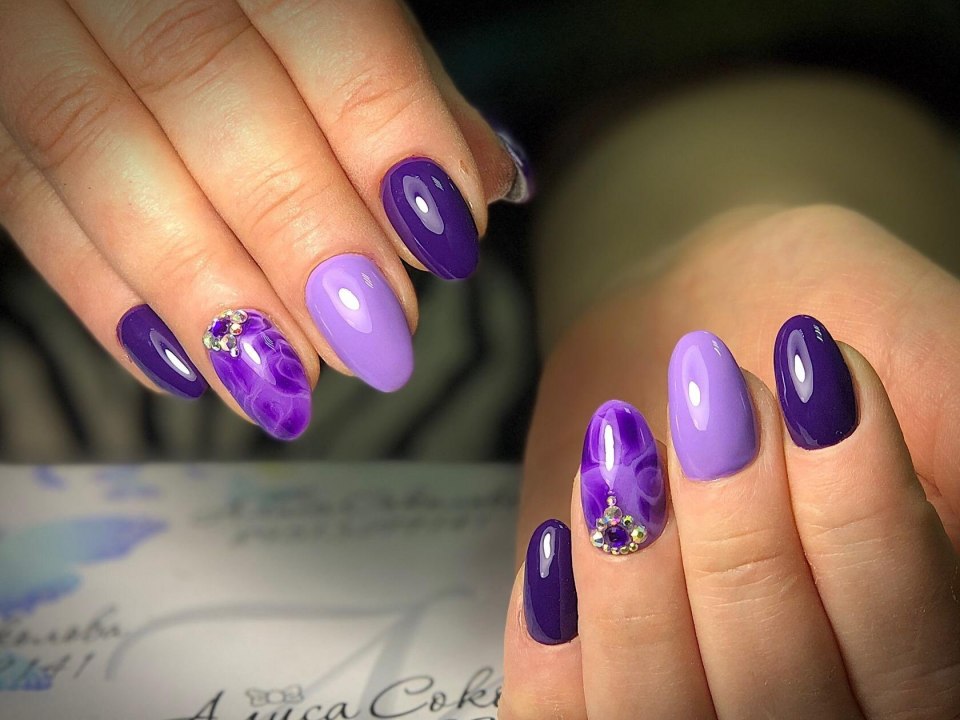 Сиреневый маникюр на круглые ногти