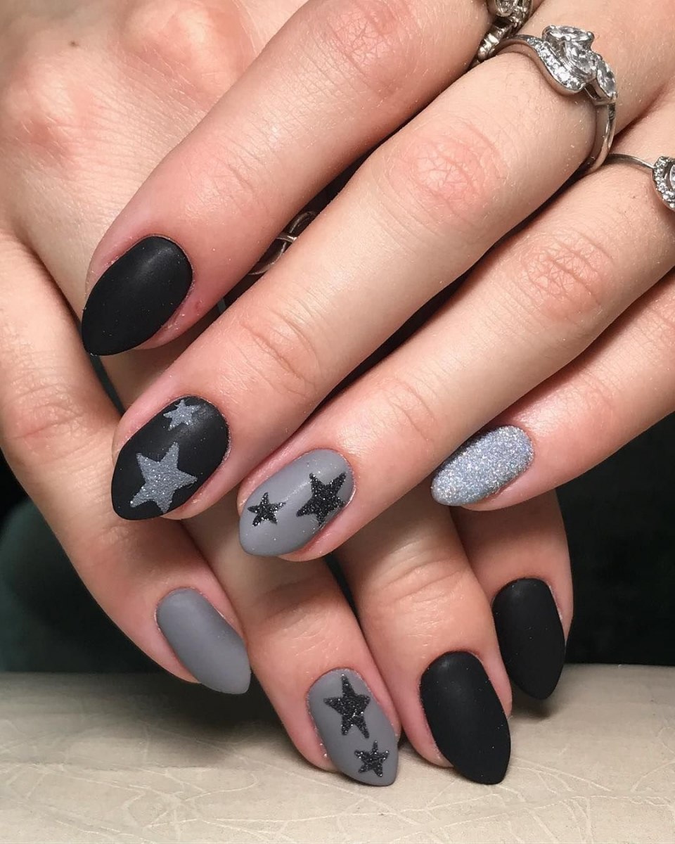 Черные матовые ногти