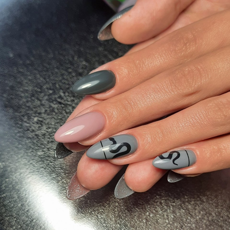 Маникюр серо-розовый 2021