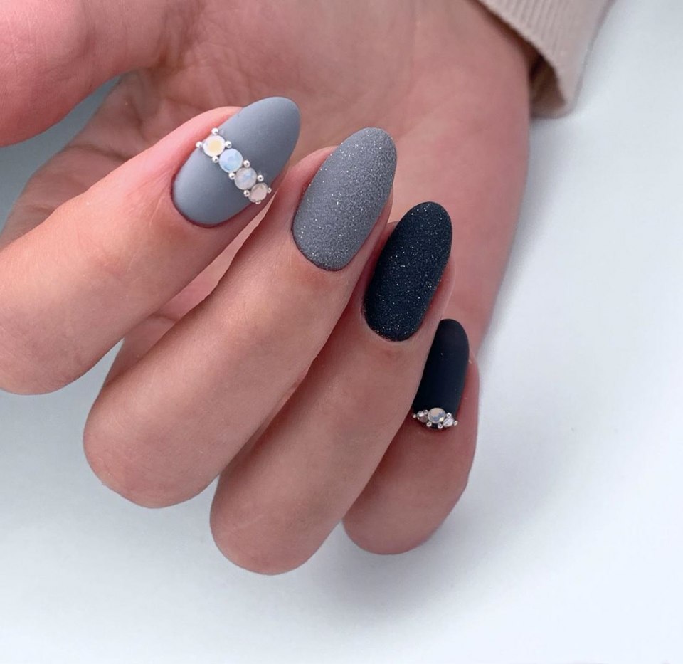 Маникюр серый с блестками
