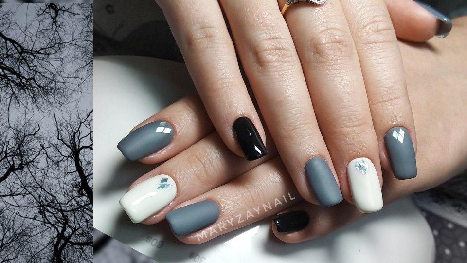 Маникюр со снежинками и серый цвет