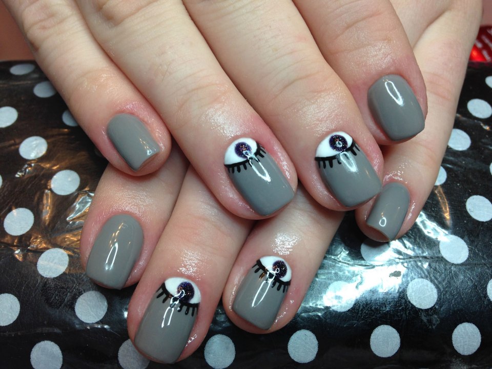 Ногти серые с белым