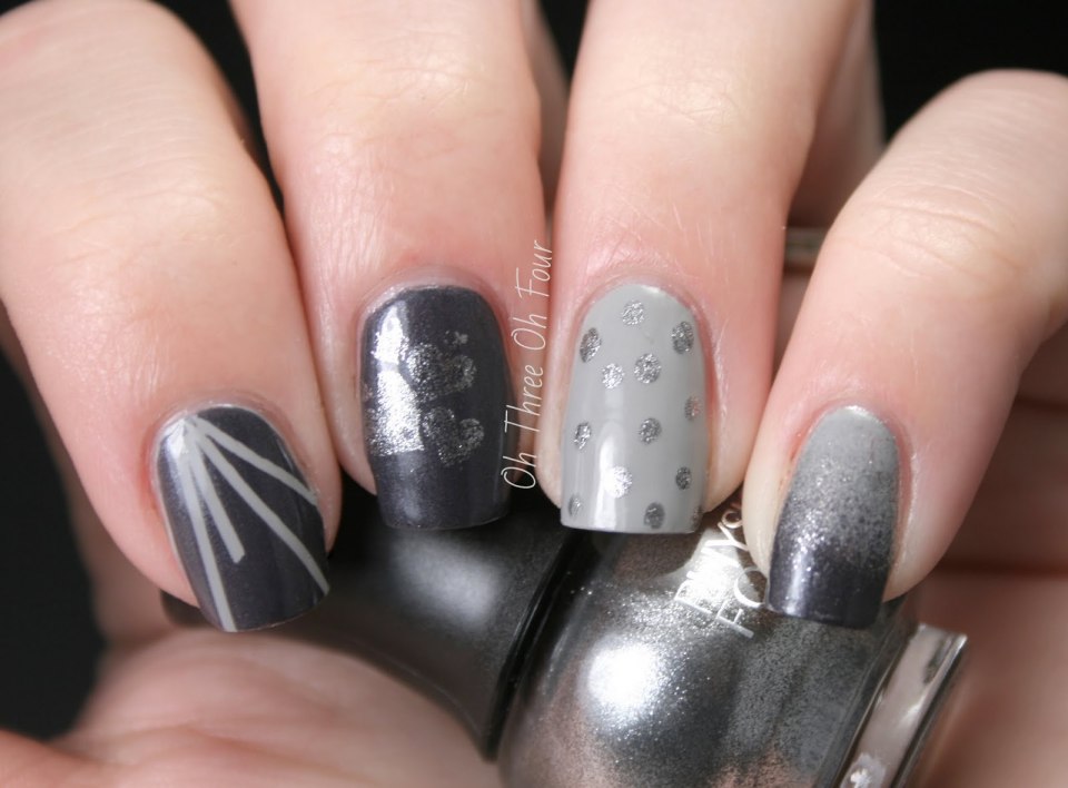 Серый маникюр со стразами