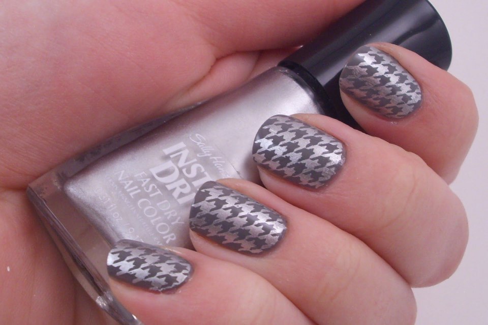 Серый маникюр 2021